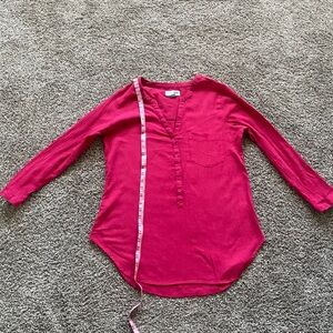 Old navy tunic blouse! Size medium in beautiful magenta color.